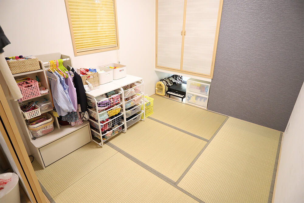キッチン、リビングなど名古屋で整理収納アドバイザーを取得したお掃除のプロが整理整頓したあとの子供用品が整理された和室の写真
