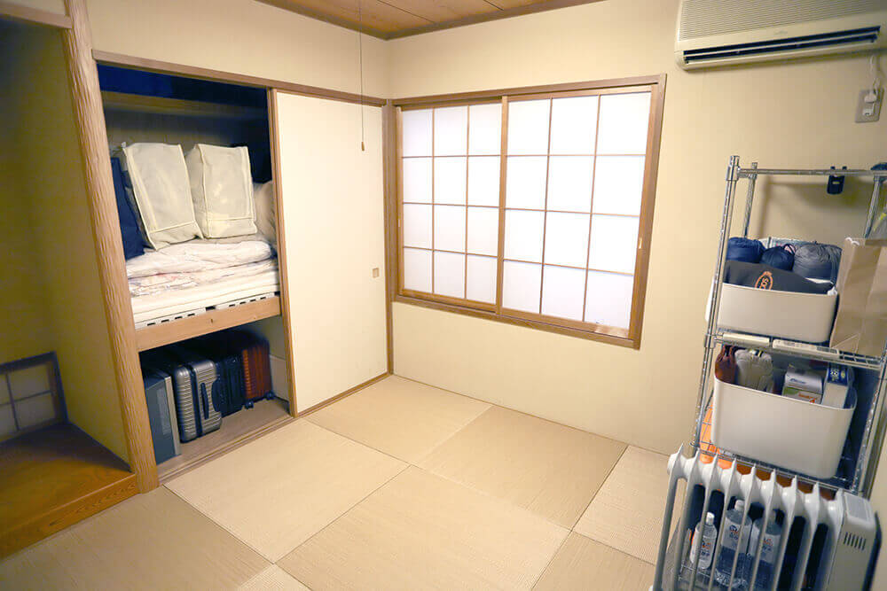 キッチン、リビングなど名古屋で整理収納アドバイザーを取得したお掃除のプロが整理した後のものを処分しスペースのできた部屋の写真